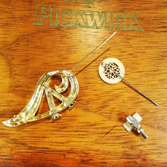 Pair of Vintage Avon President's Club Pins 1983 and '96-'97 - Picture 7 of 11